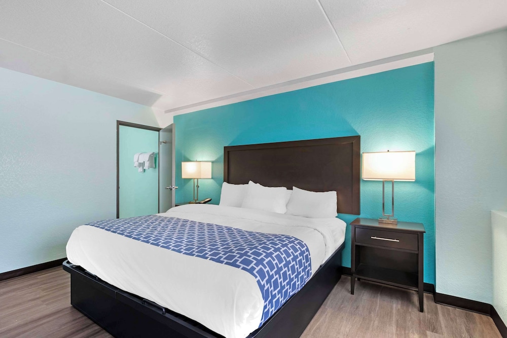 ROOM, KING BED, ACCESSIBLE