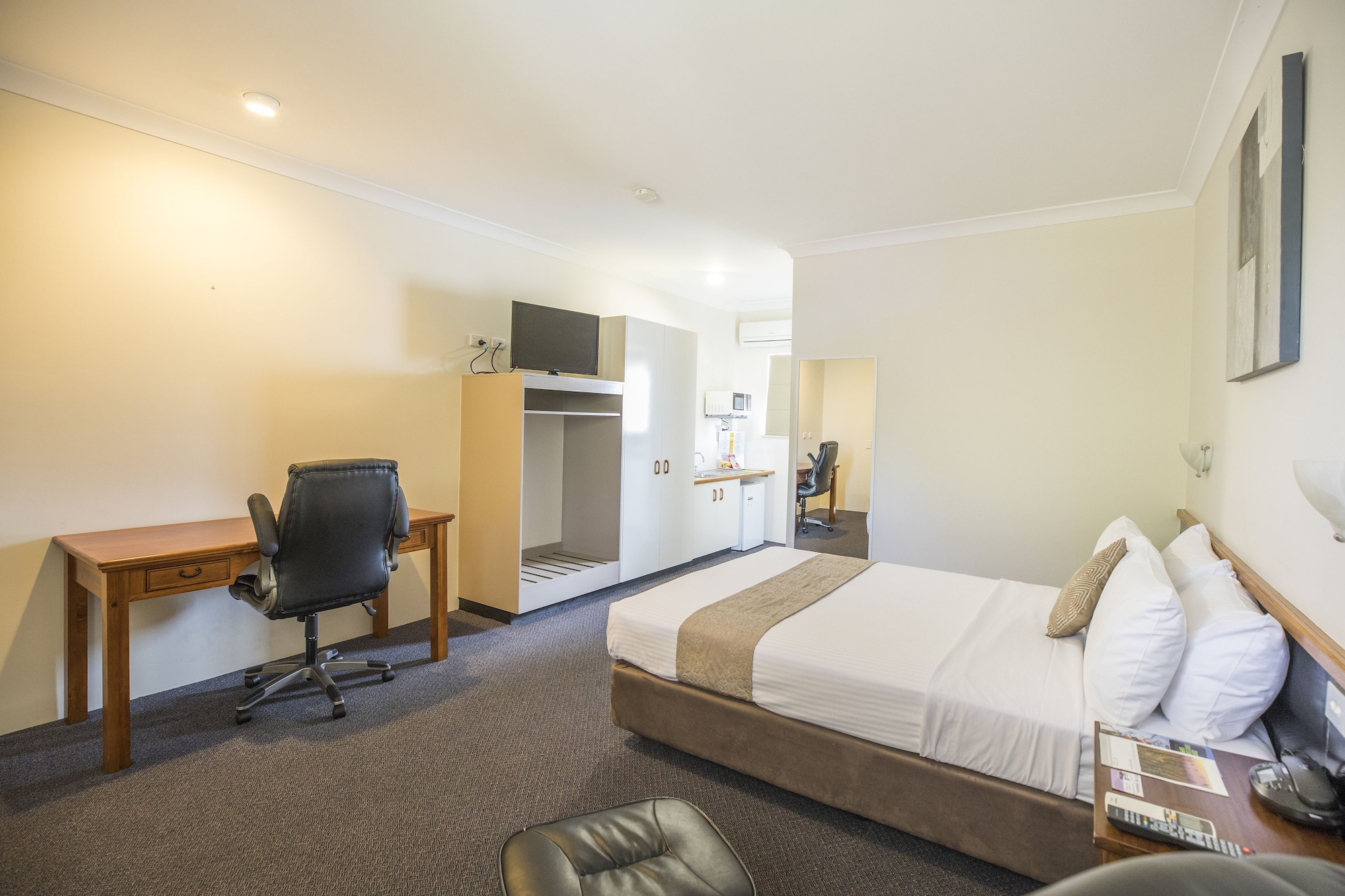 Semi Basement, Queen Bed