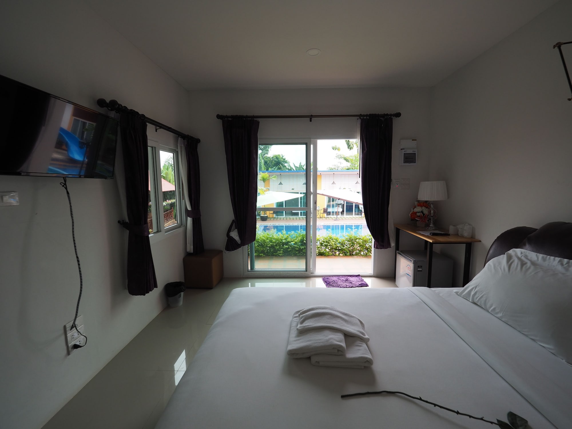 DELUXE, WITH VIEW, POOL ACCESS