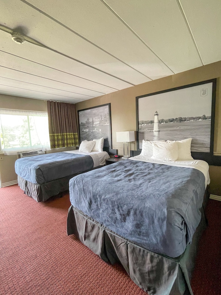 Super 8 by Wyndham Gananoque - Country Squire Resort 48/88