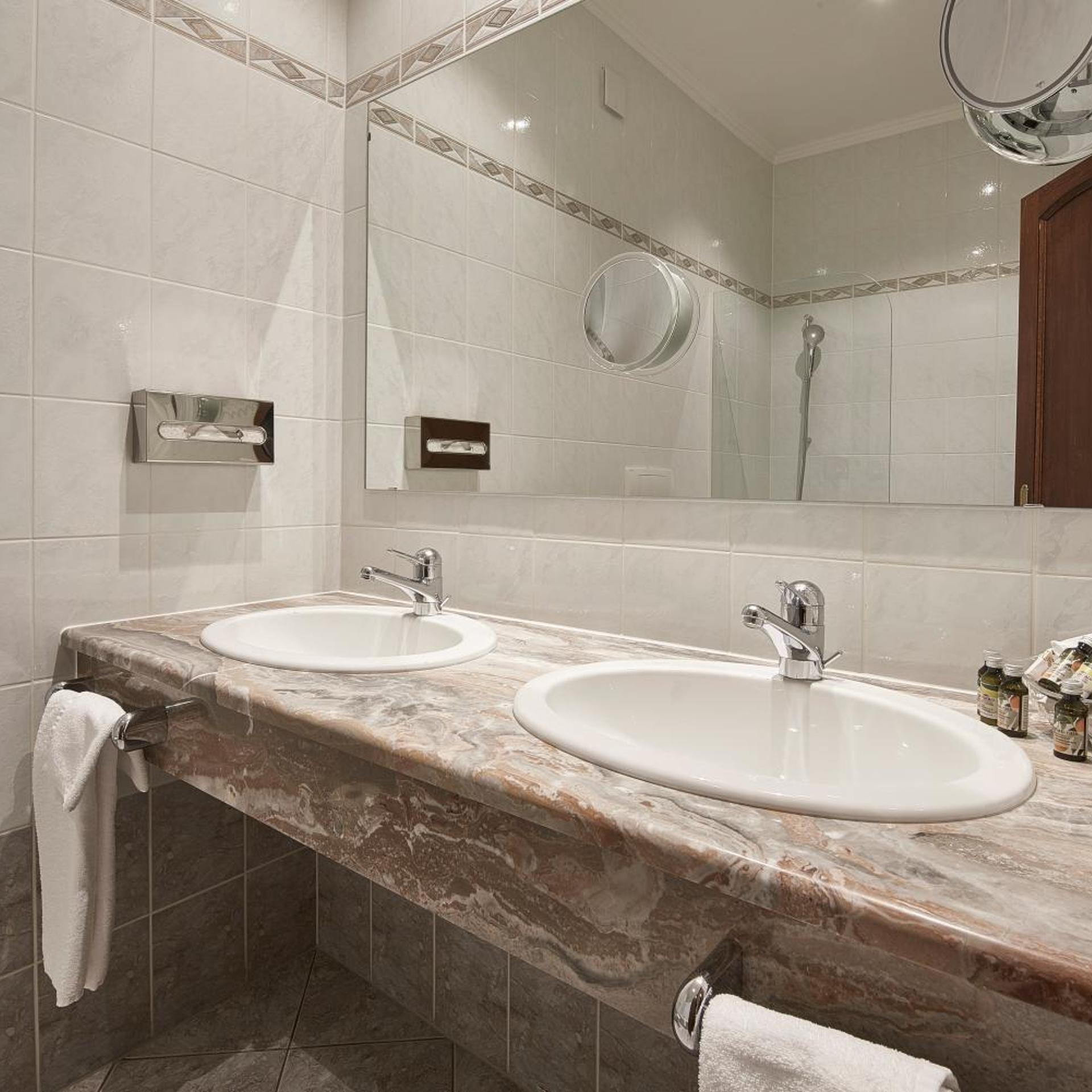 غرفة ثلاثية، Hotel d Alleves 4/4