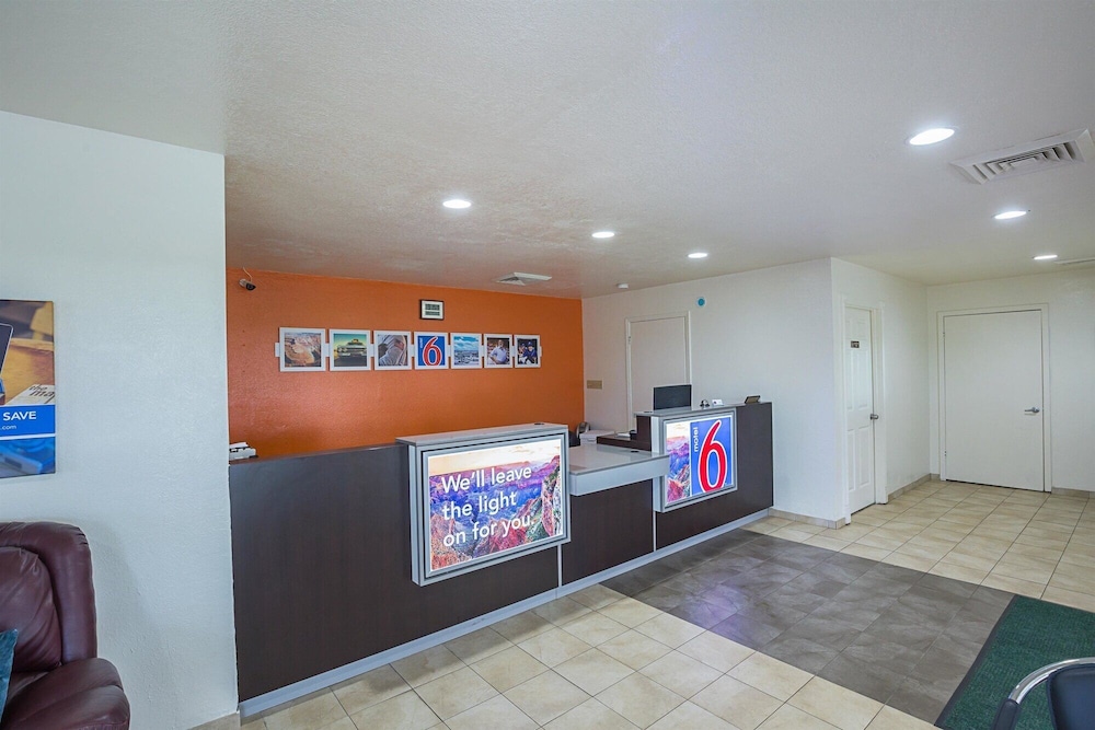 Lobby at Motel6 Madisonville Tx, MADISONVILLE - TX