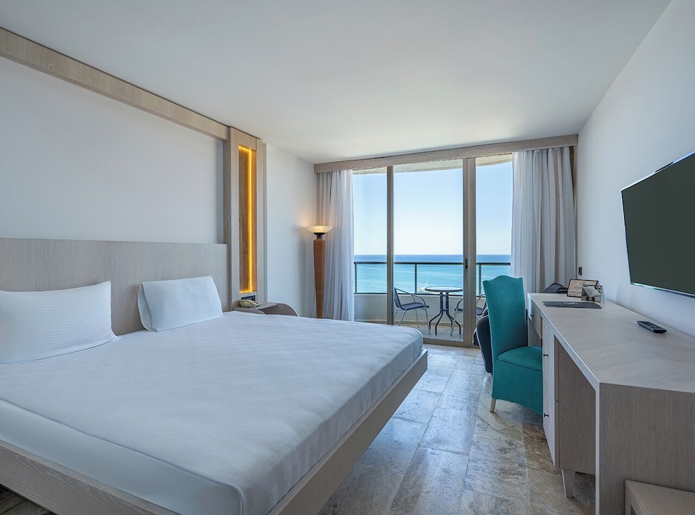 Sunrise Queen Resort 11/50