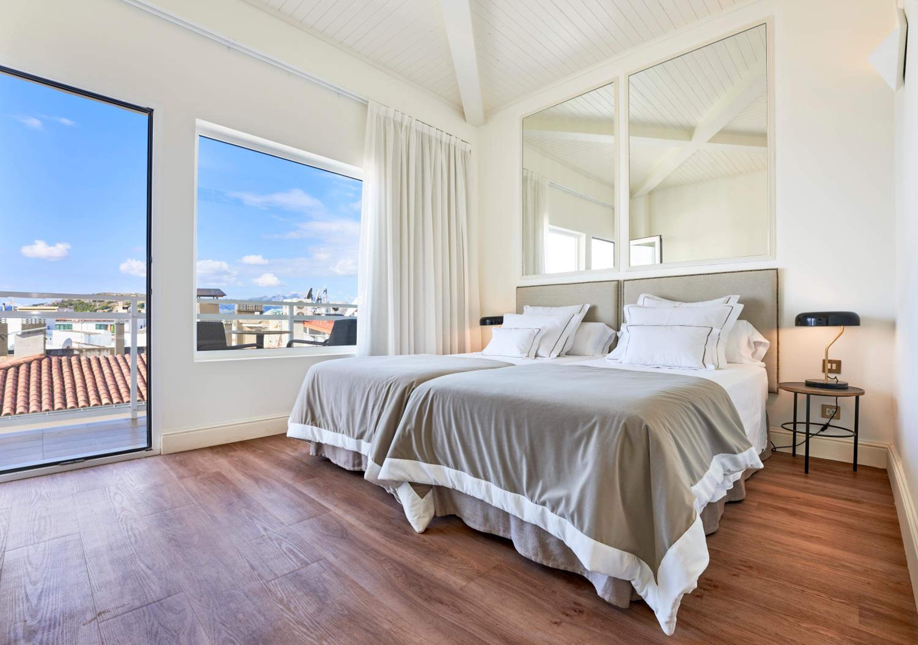 ROOM, DOUBLE OR TWIN BED, SIDE SEA VIEW