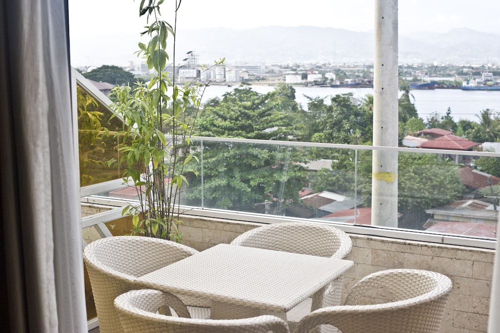 Goldberry Suites and Hotel Mactan 35/49