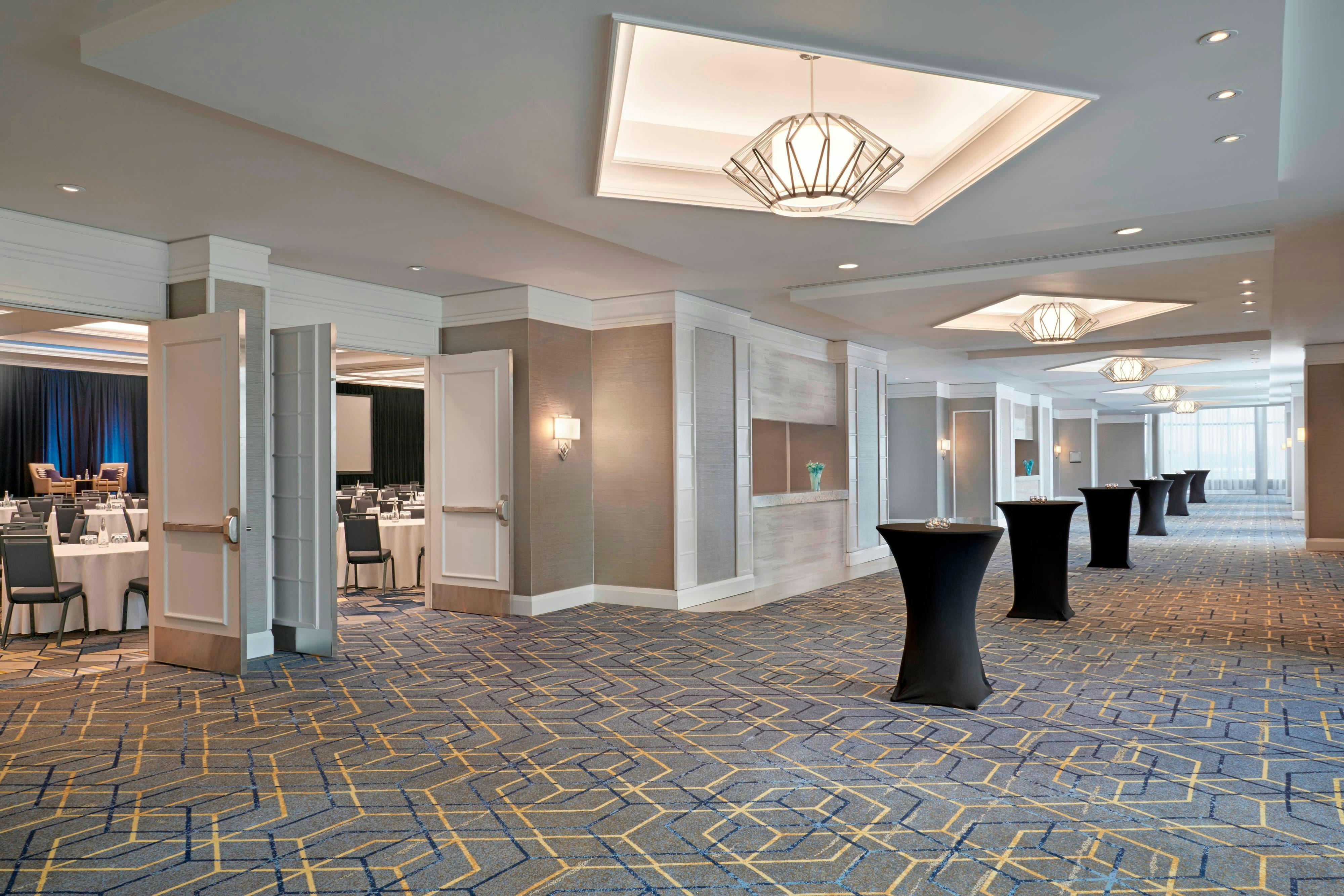 Lobby at SHERATON PARKWAY TORONTO NORTH HOTEL SUITES, RICHMOND HILL - ONTARIO
