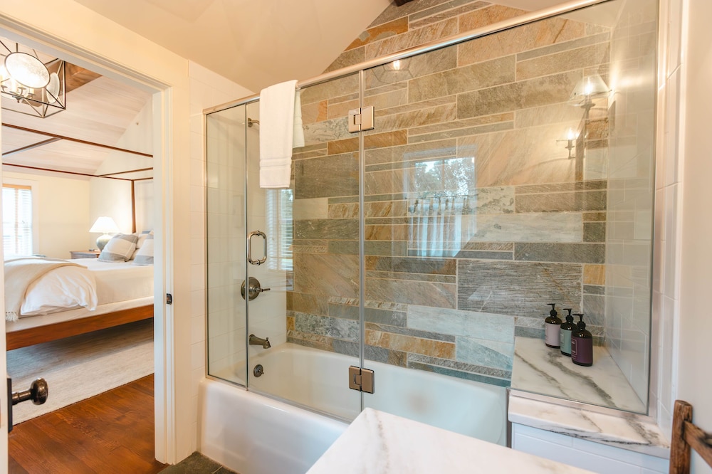 Hill Farm Inn 48/50