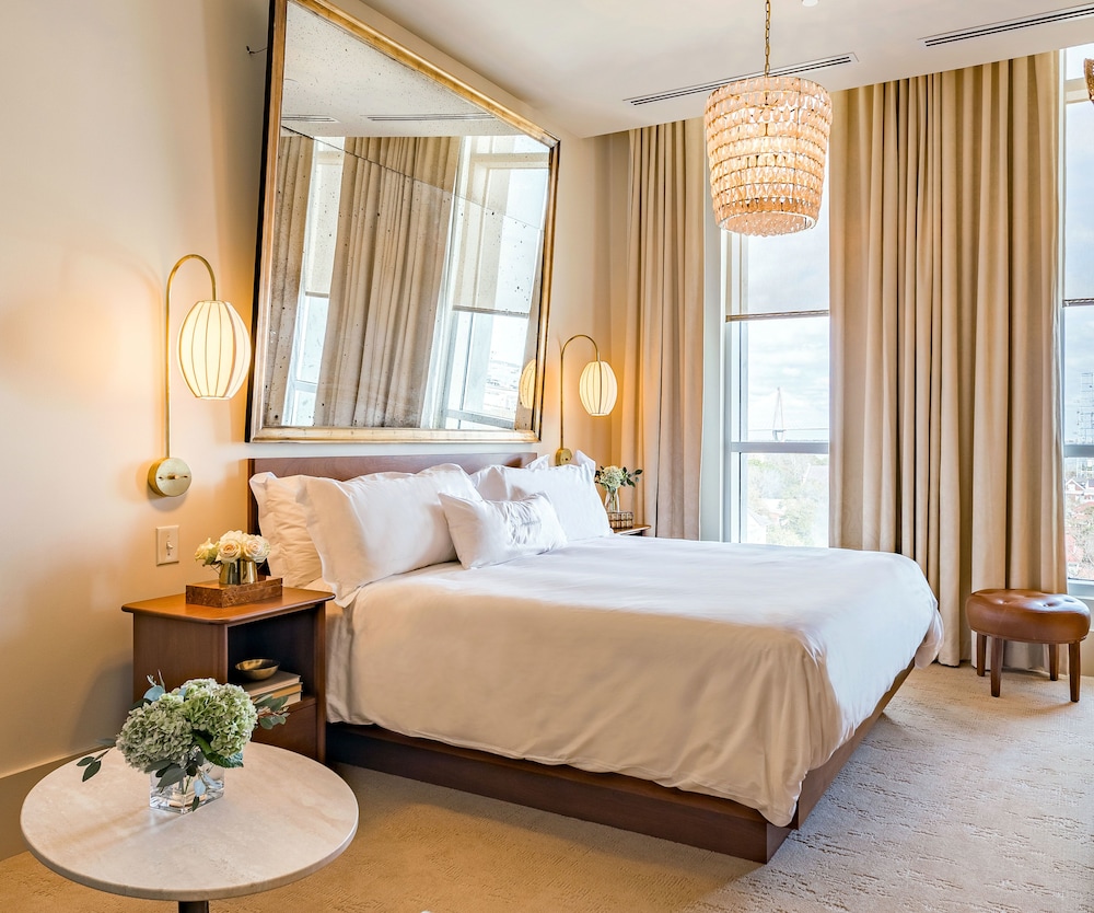 GRAND, KING BED