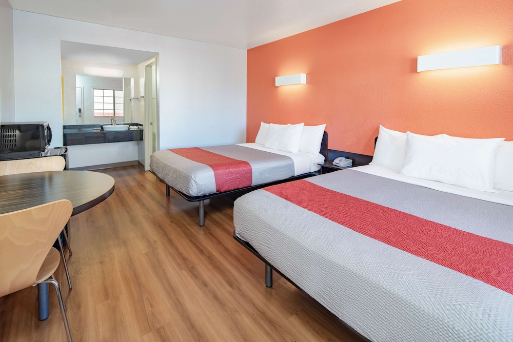 Motel6 Thousand Oaks, CA 24/49