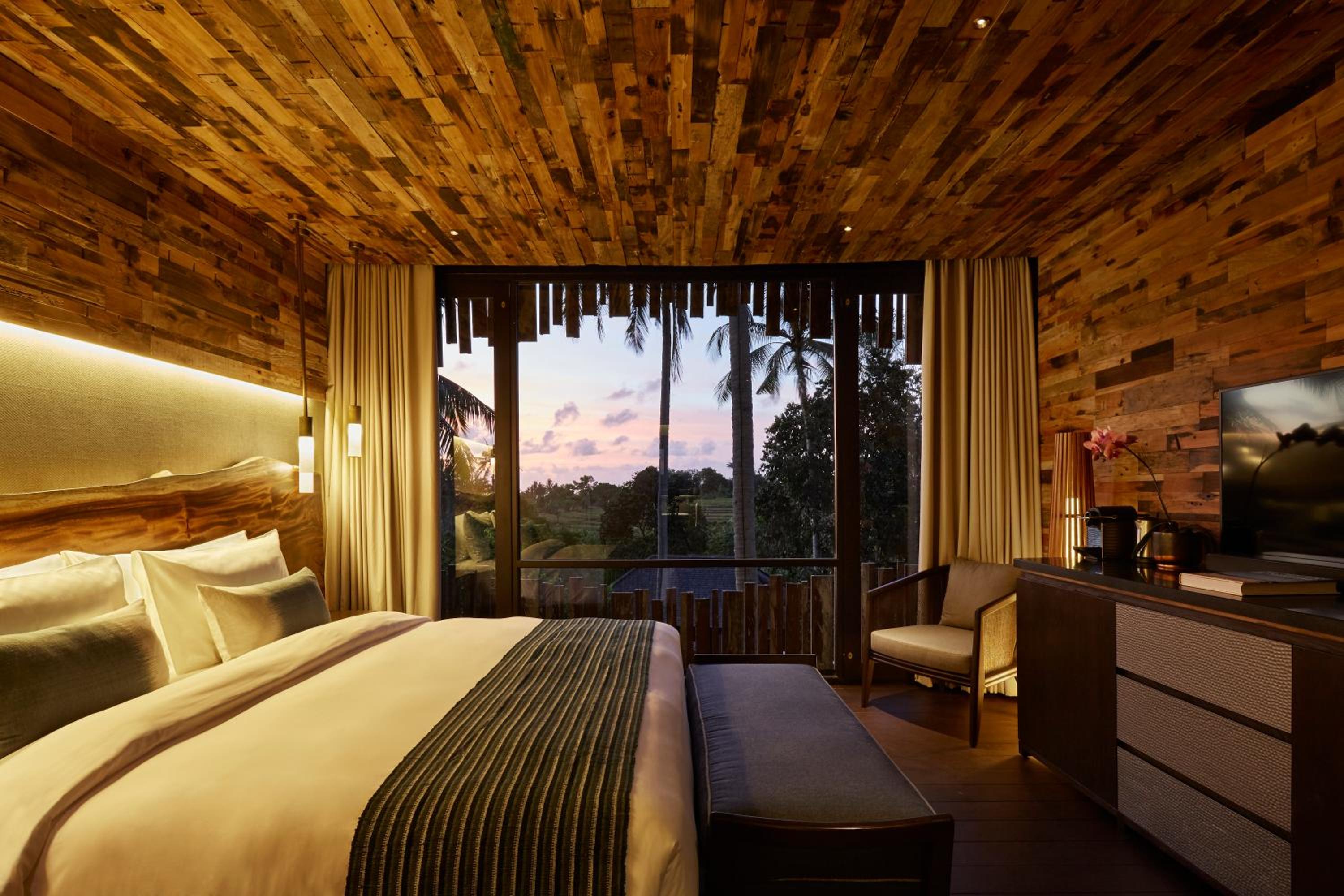Canopy, Suite, Queen Bed