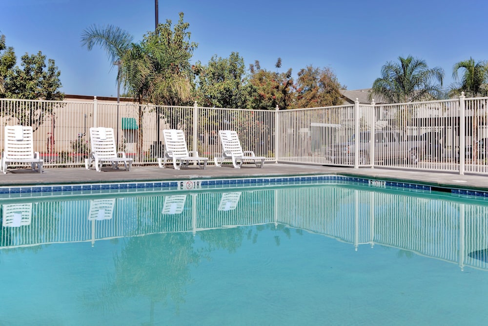 Holiday Inn Express Delano Hwy 99 32/49