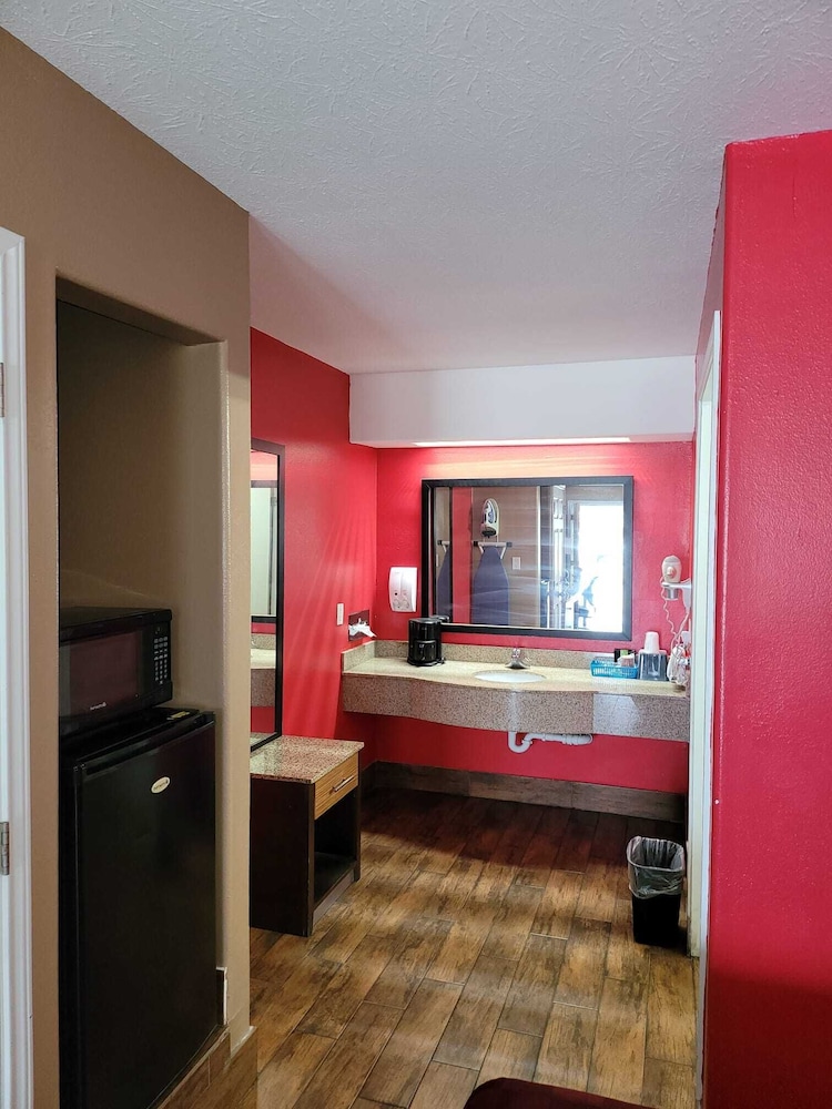 Texas Inn & Suites Raymondville 17/55