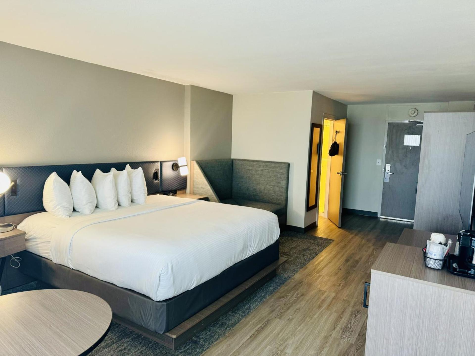 Room, King Bed, Pool or Ocean View