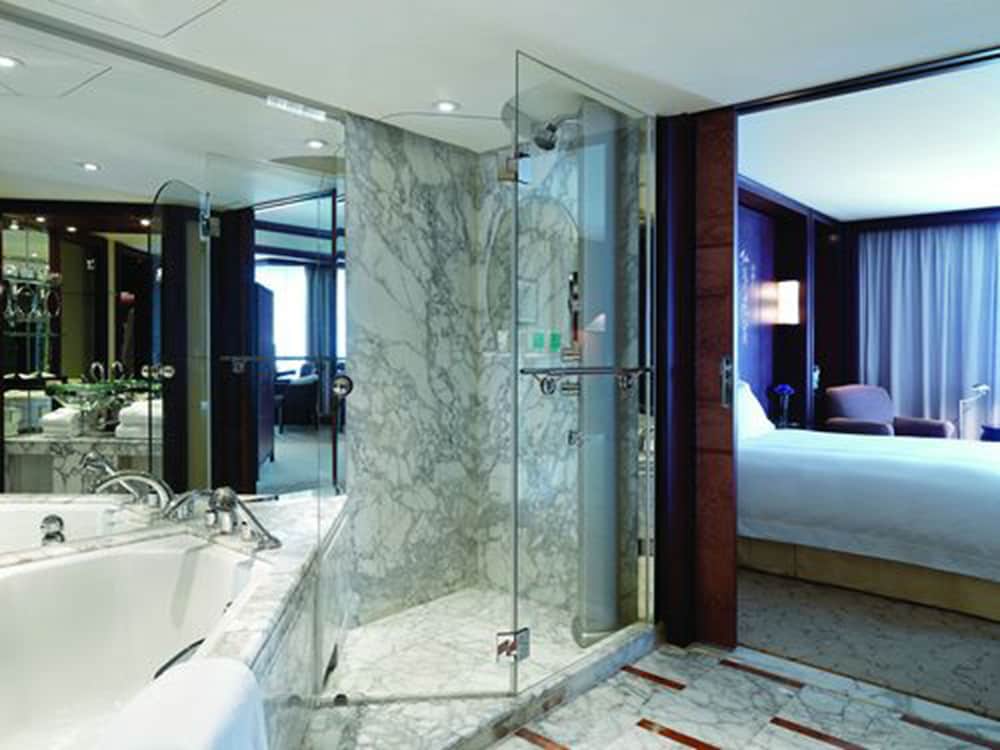 GRAND HYATT SHANGHAI 12/69