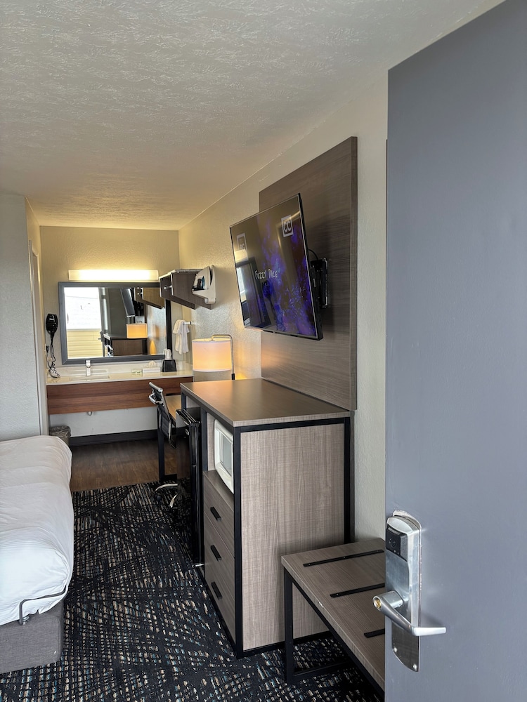 Baymont by Wyndham Petoskey 35/51
