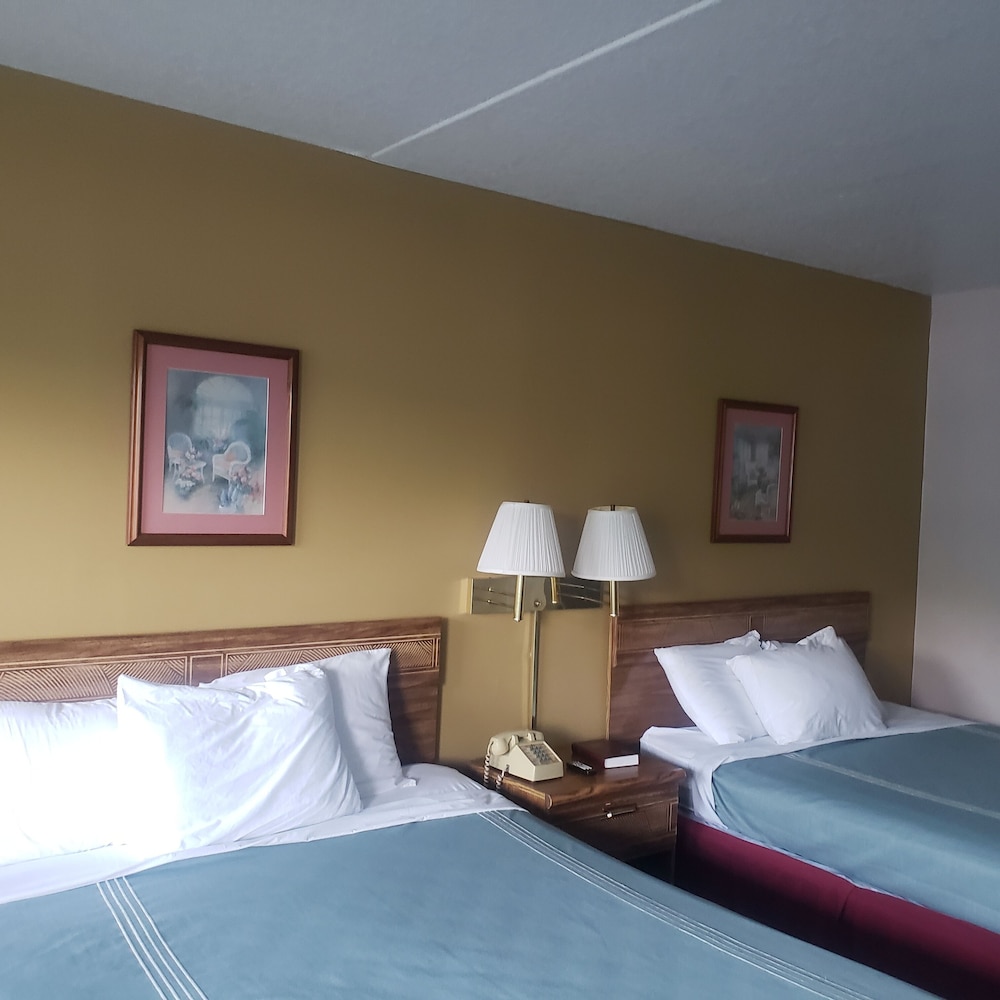 Branson Surrey Inn 12/65