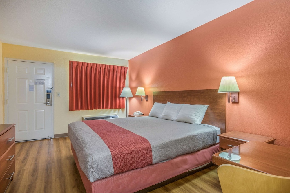 Rodeway Inn and Suites Macon 23/45