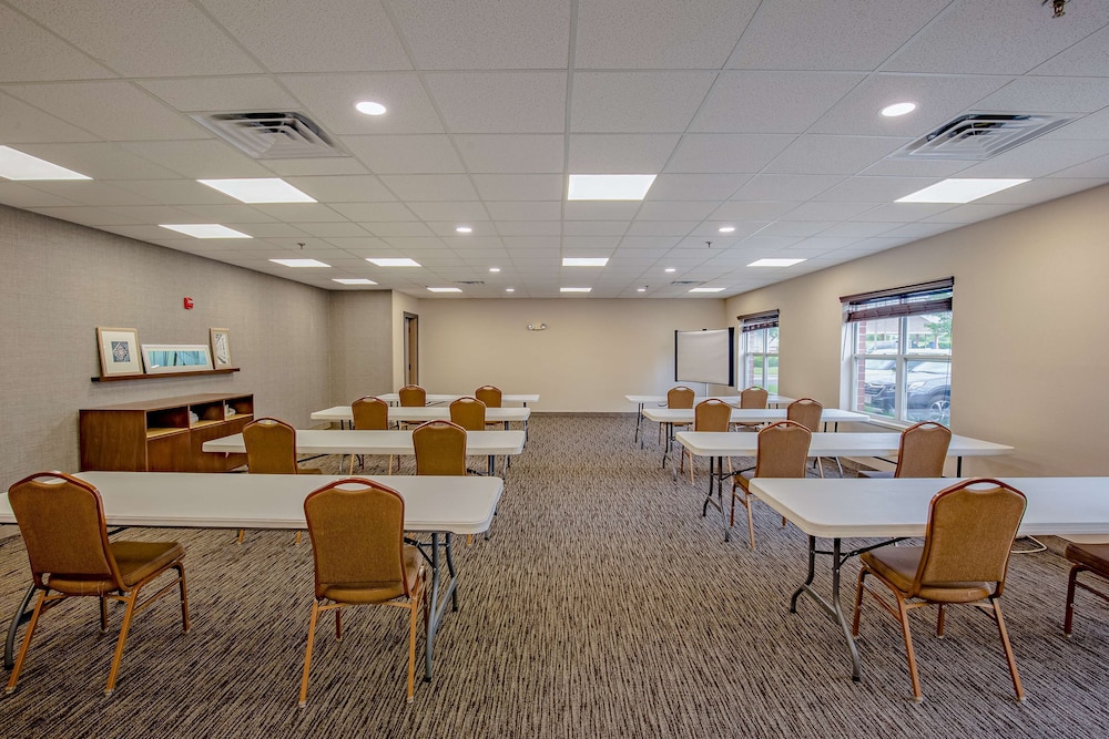 Country Inn & Suites by Radisson, Crystal Lake, IL 39/42