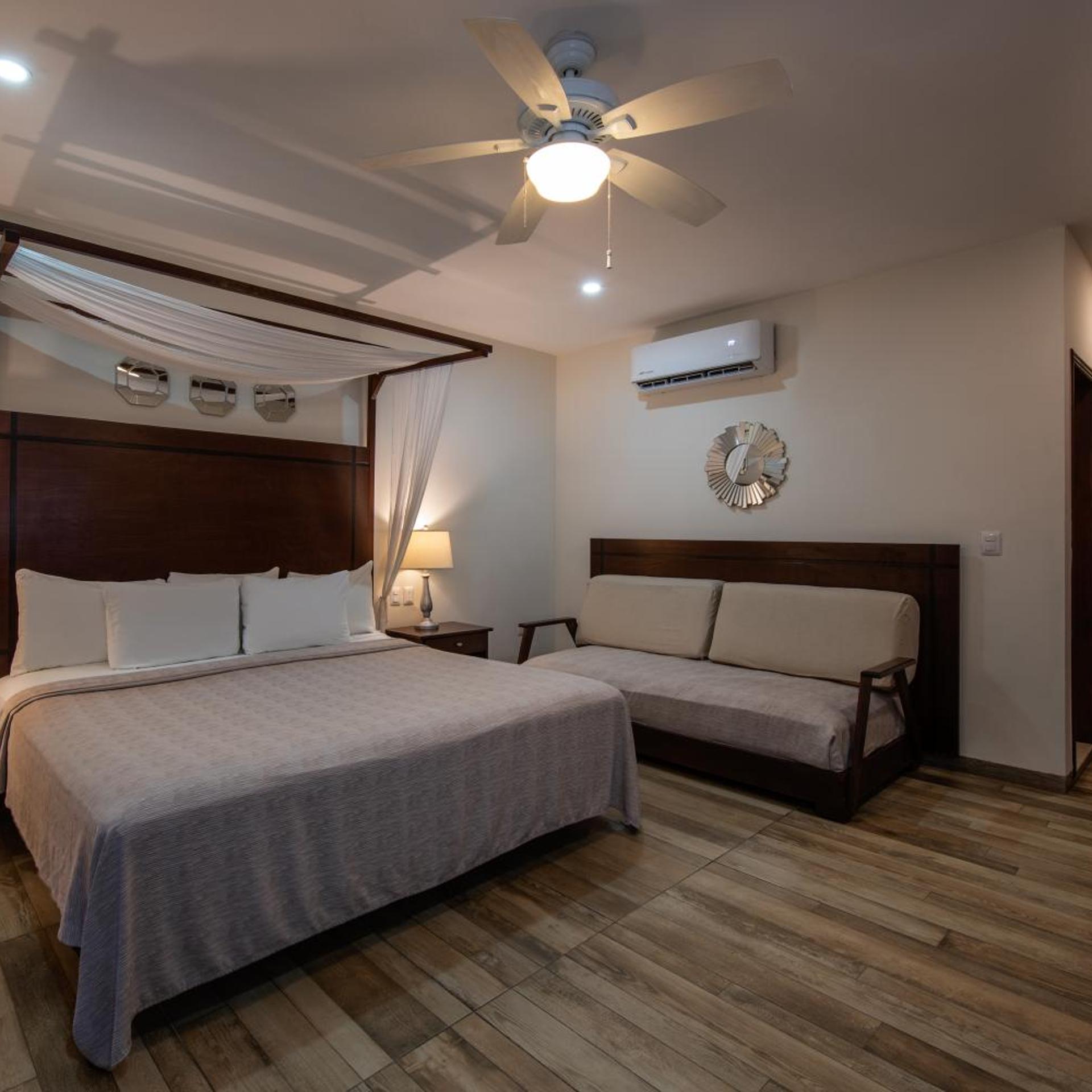 جناح بسرير كينج بإطلالة على البحر بشرفة بجاكوزي، Playa La Media Luna Hotel 2/4