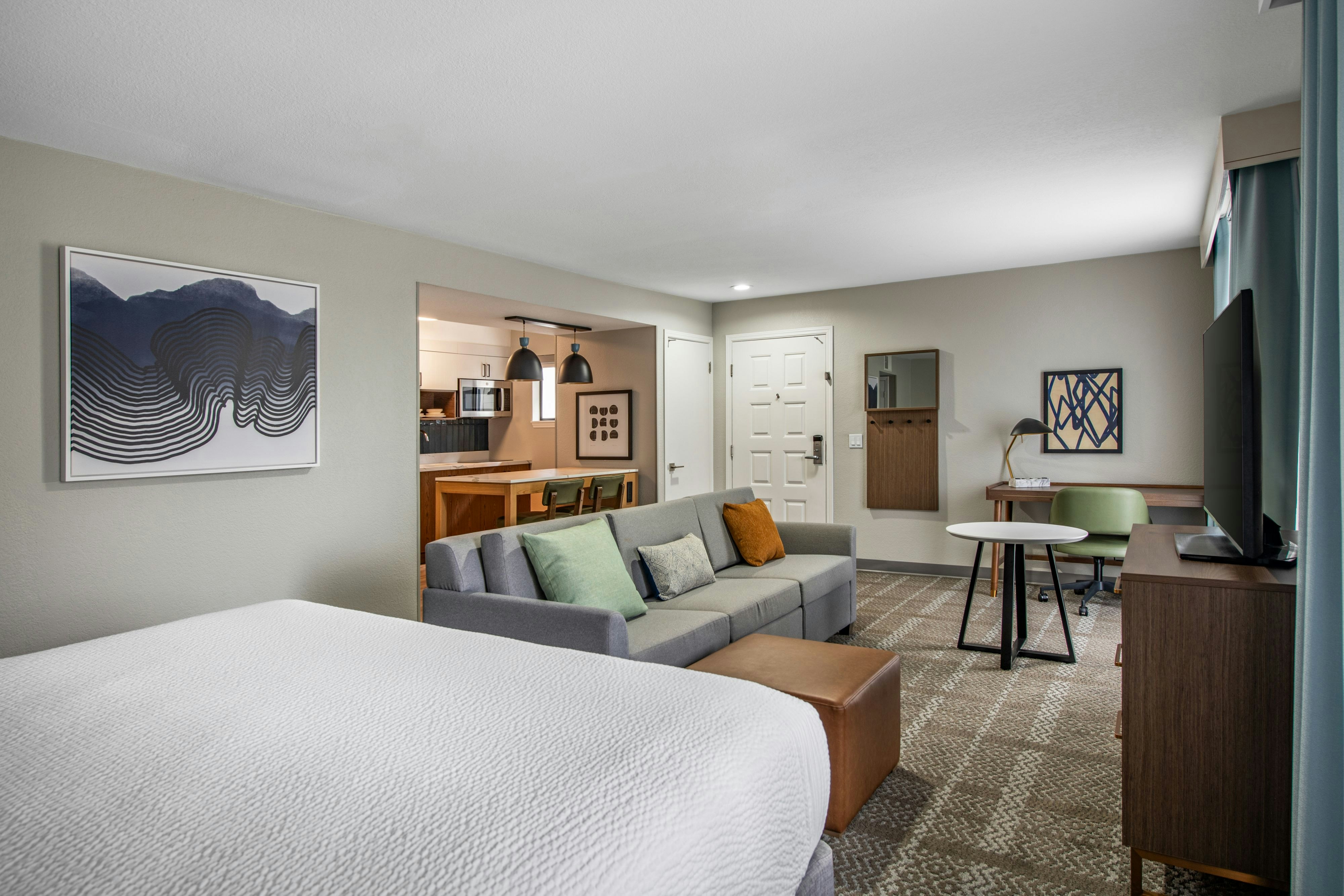 Studio, Suite, King Bed, Court View