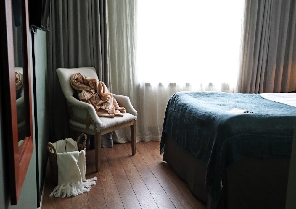ROOM, SINGLE