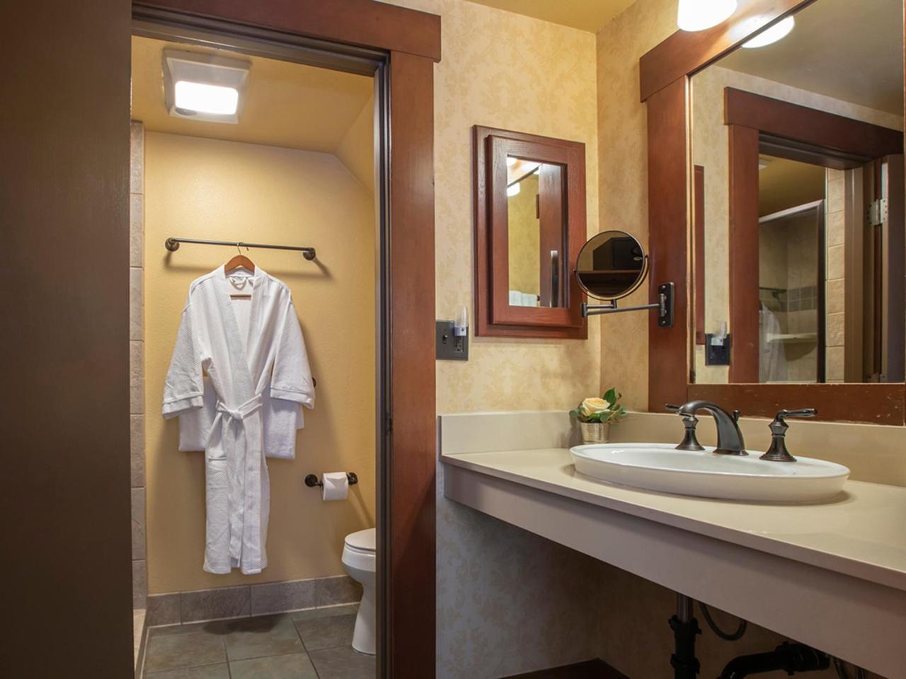2 Bedrooms, Chalet, 2 Bathrooms، UCLA Lake Arrowhead Lodge 6/6