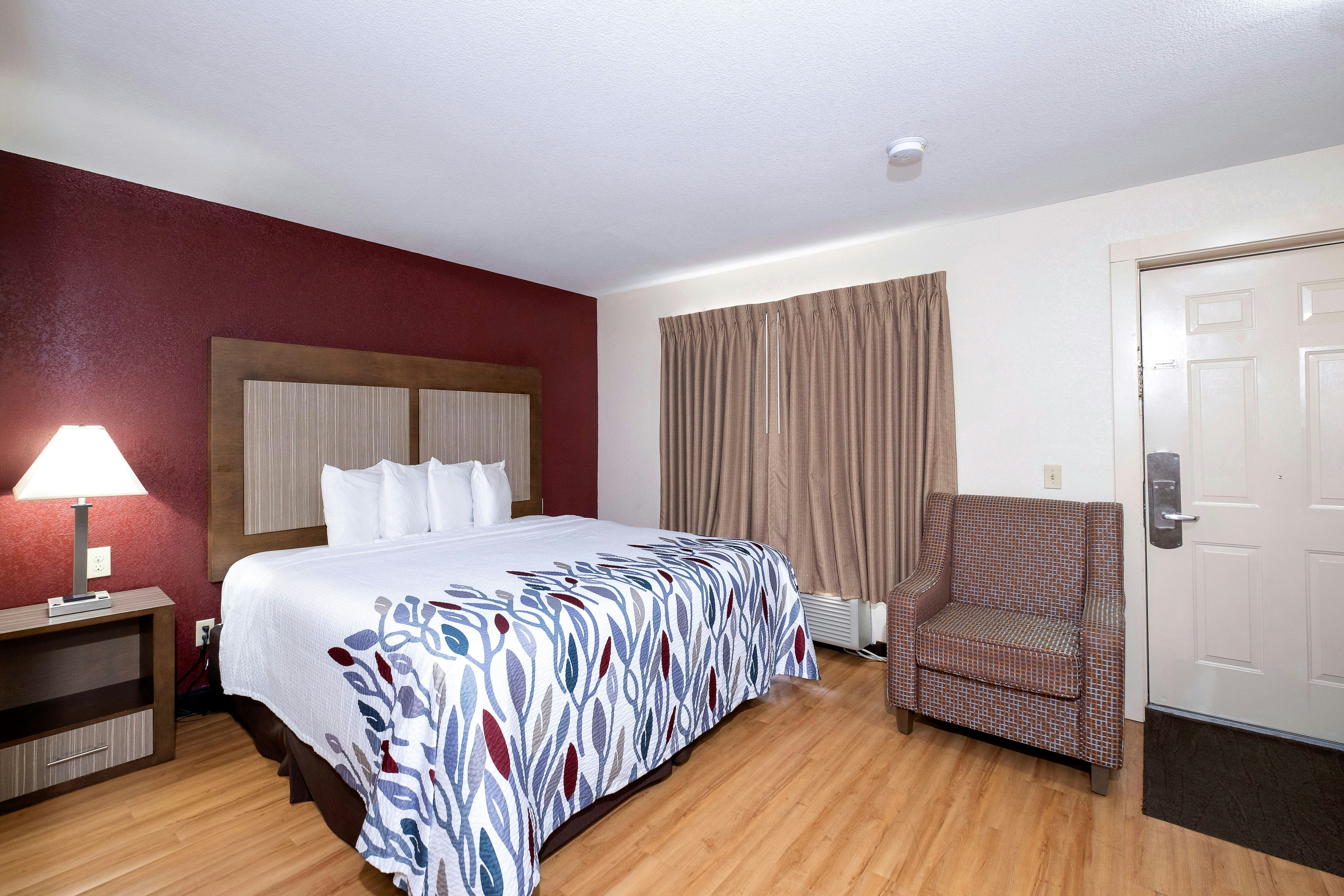 Superior, King Bed, Large, Red Roof Inn Neptune 4/10