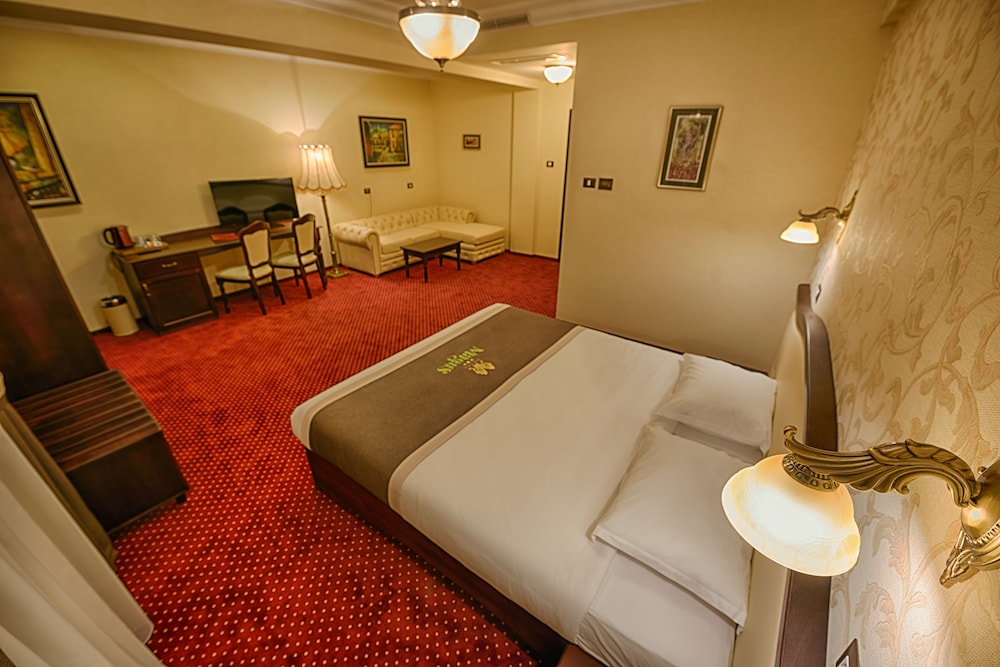 Magus Hotel 10/57