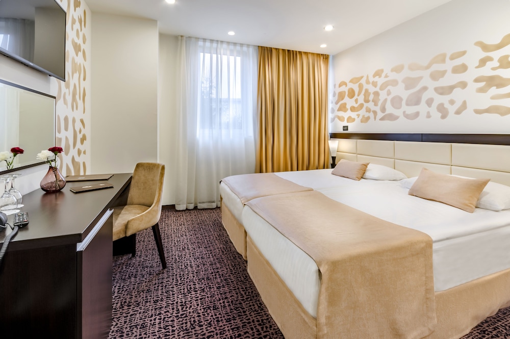 Hotel Diplomat 26/63