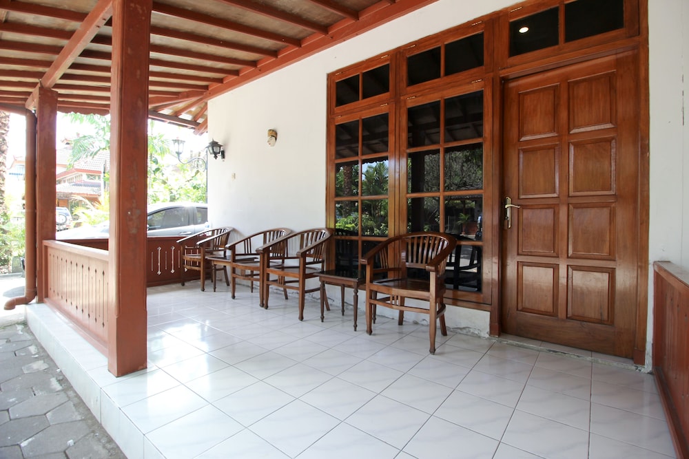 Reddoorz Plus Near Alun Alun Selatan 2 29/32