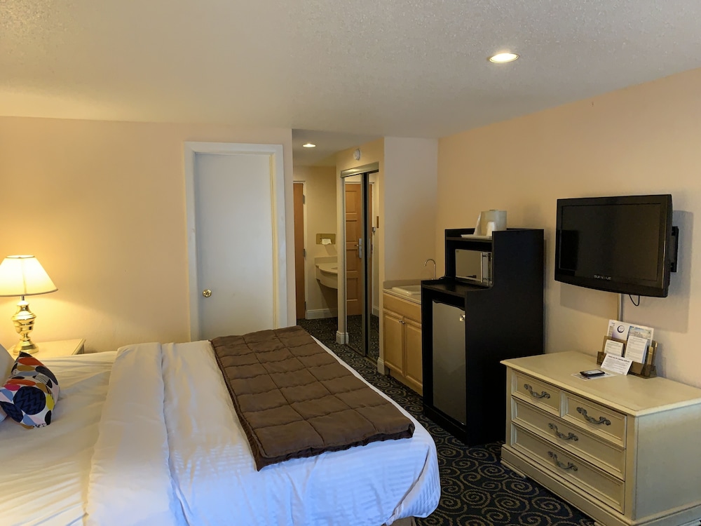 STANDARD, KING BED, JETTED TUB