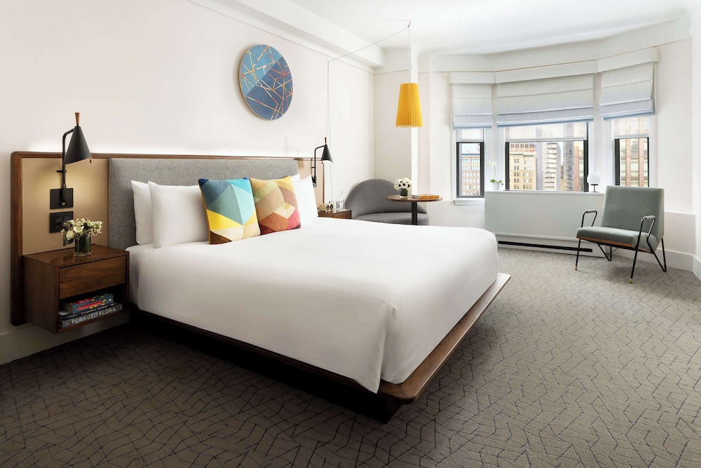 DELUXE, KING BED, ACCESSIBLE