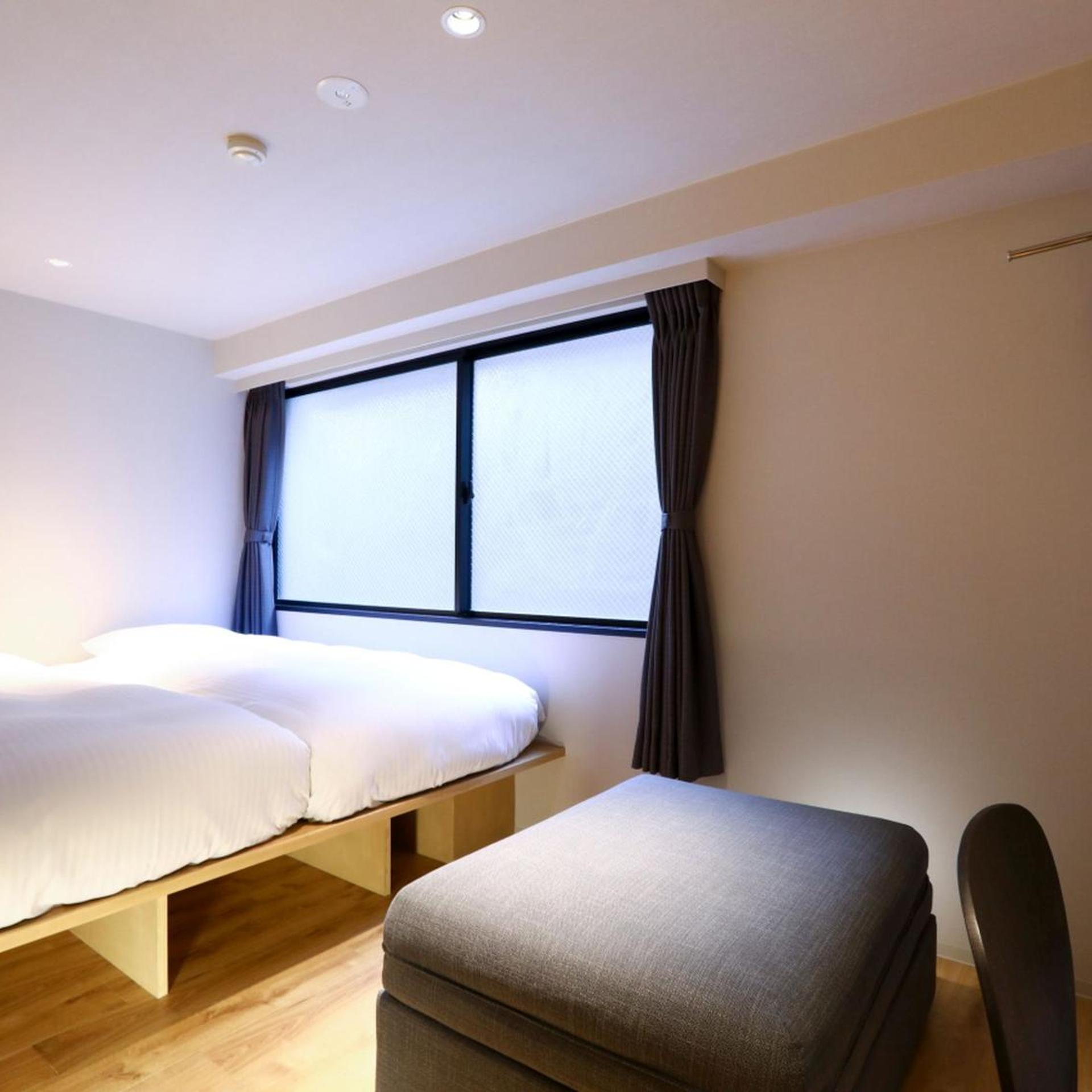 Universal, Twin Beds