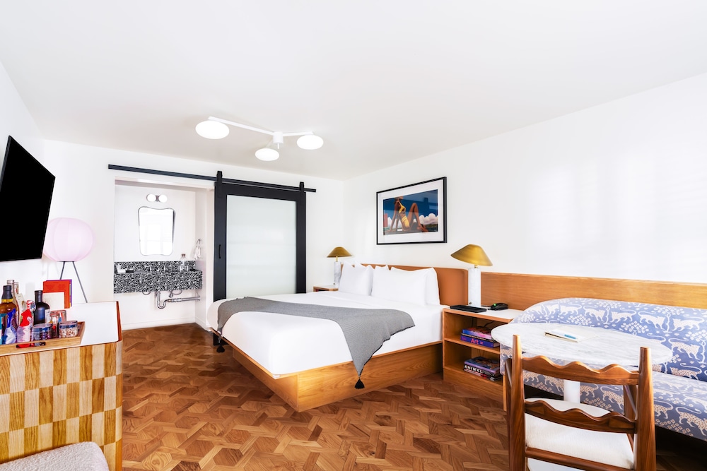 JUNIOR SUITE, KING BED