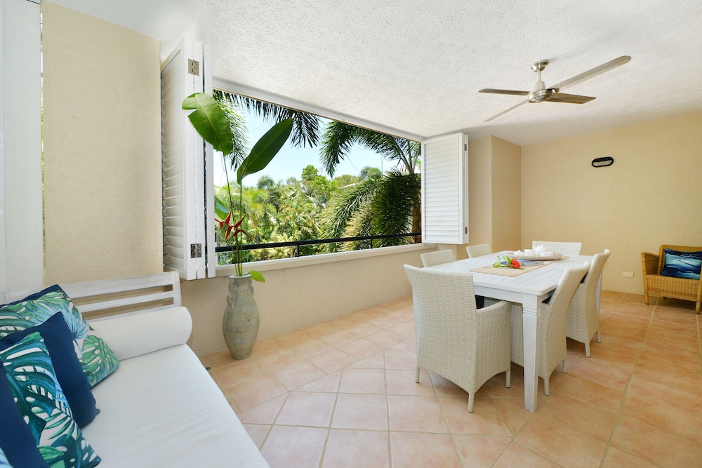 Cayman Villas Port Douglas 9/16