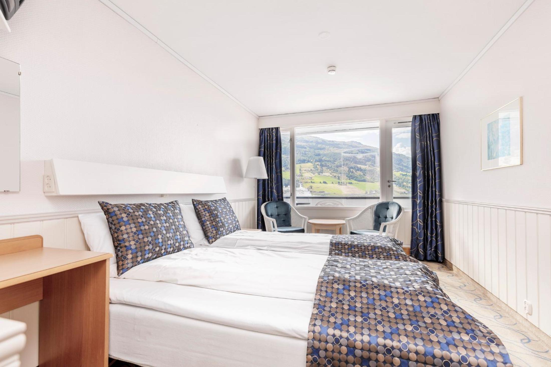 Olden Fjordhotel 13/50