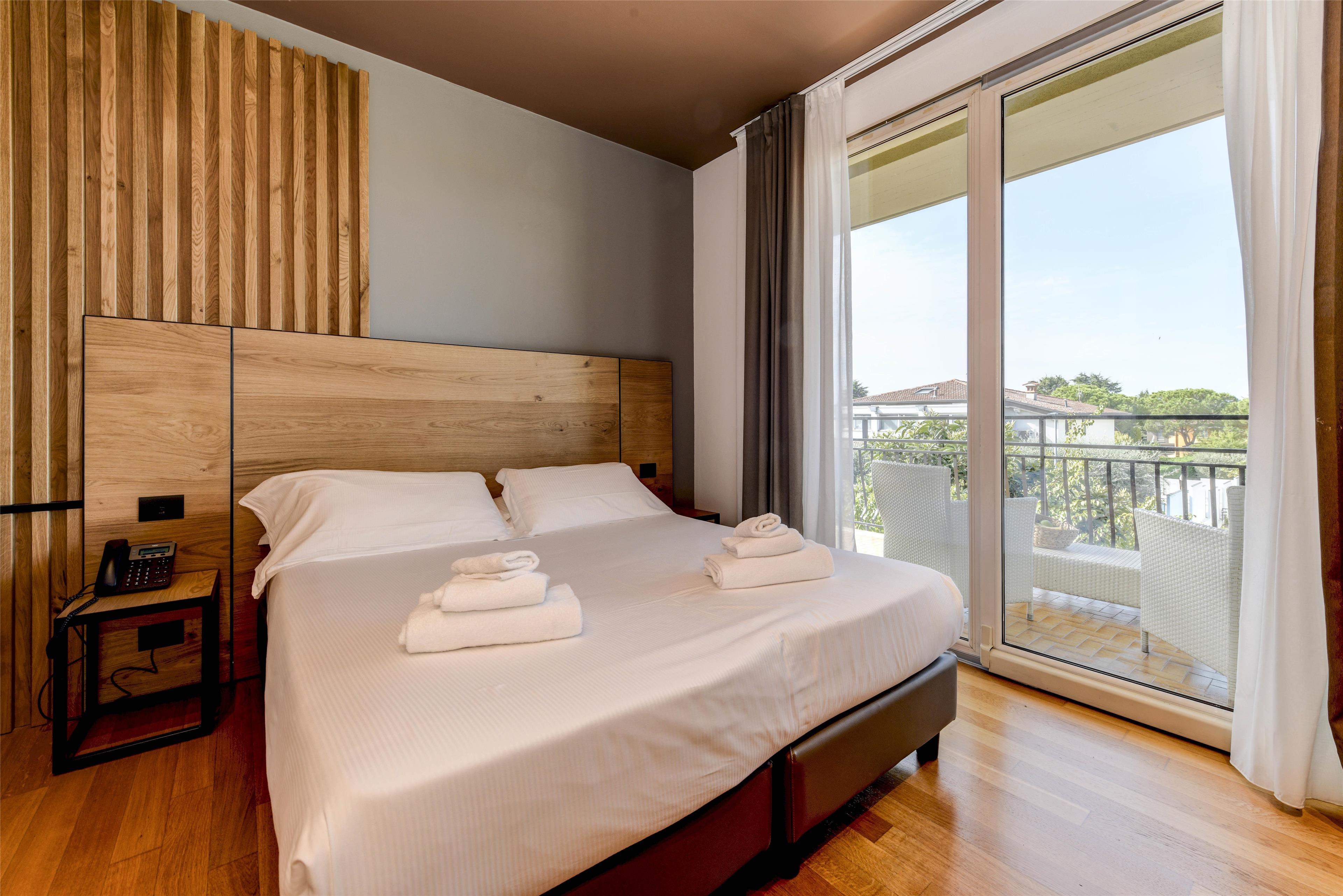 Private, Suite, Queen Bed, 2 Sofa, Terrace