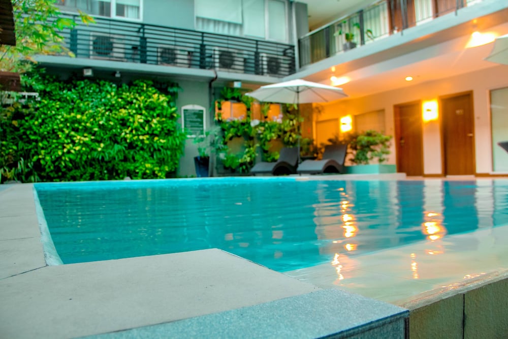 88 Courtyard Hotel 3/52
