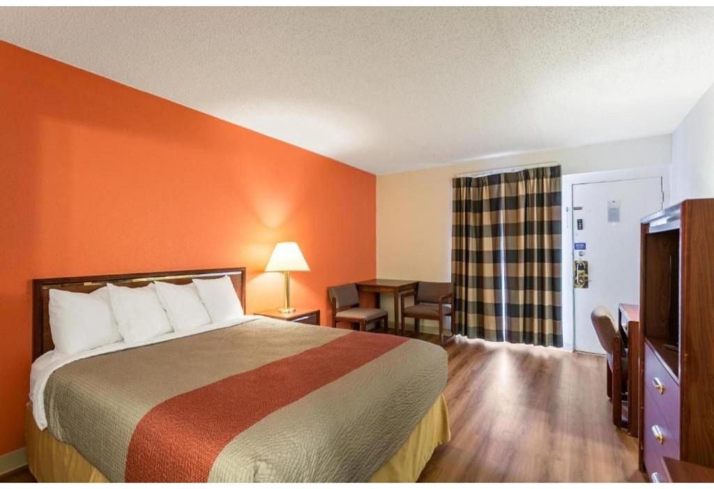 1 King Bed - Non-Smoking, Micfridge
