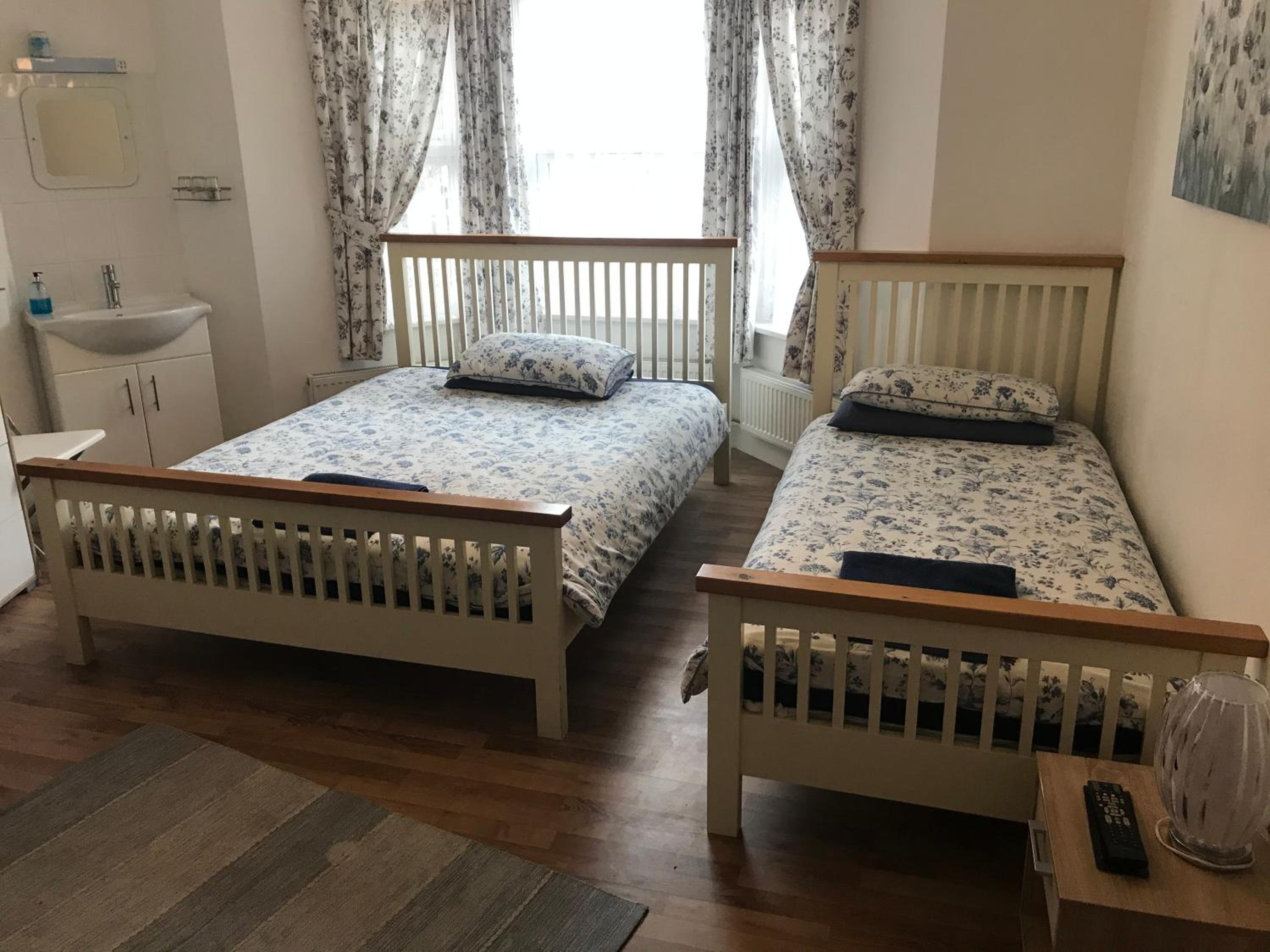 Abbey Lodge - Guest House 13/24