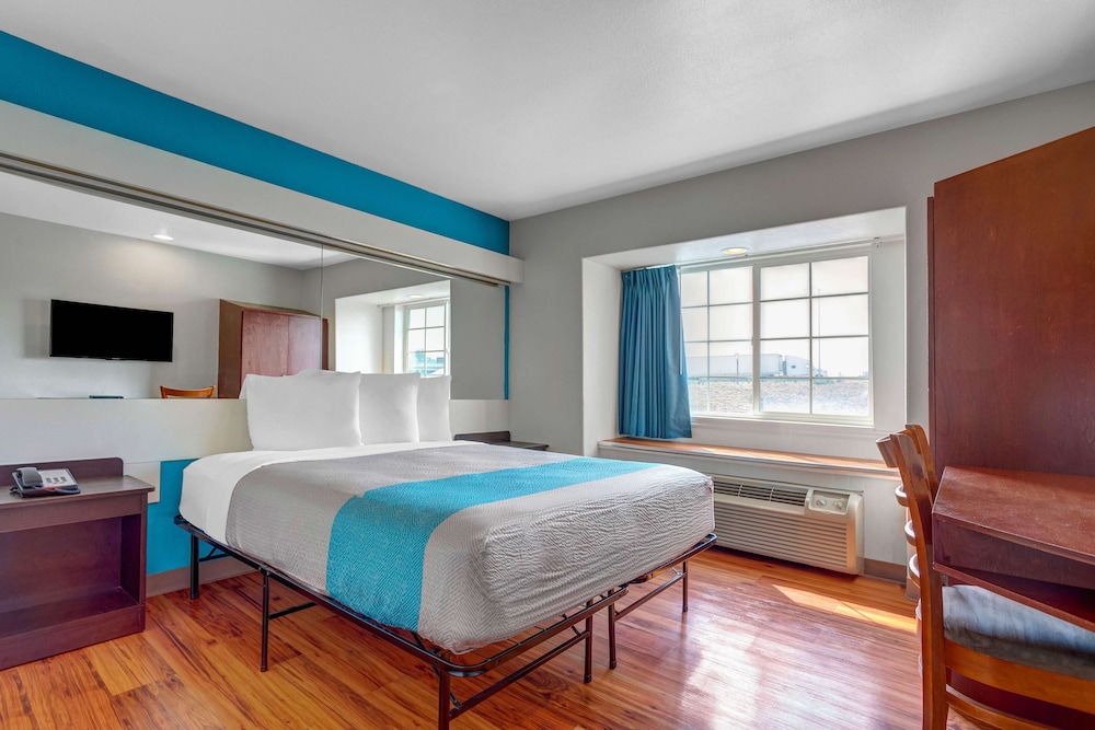 1 Queen Bed - Suite, Nsmk, Micfridge, Sofa-Bed