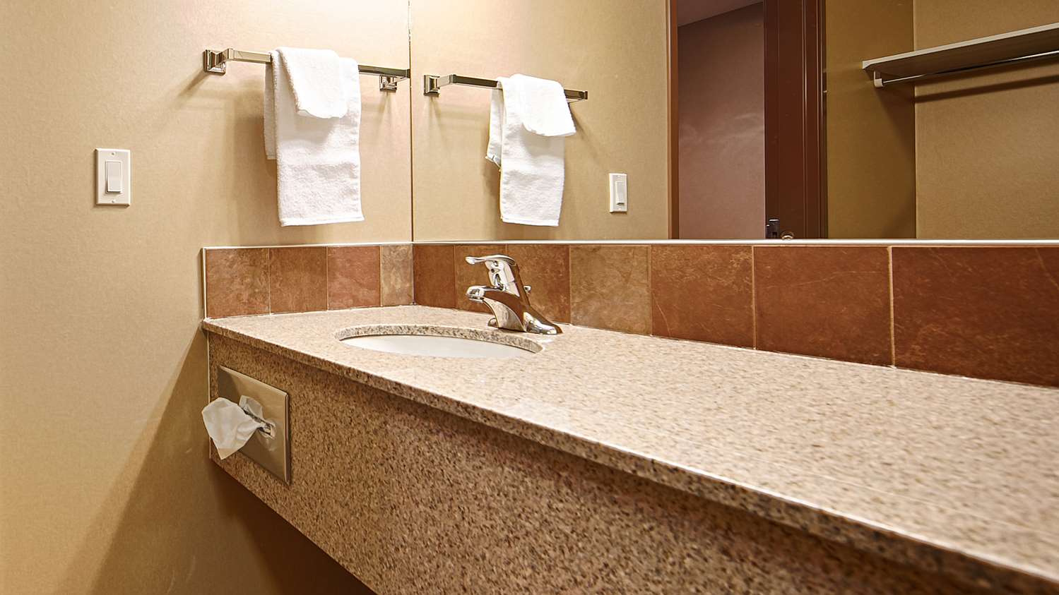 غرفة بسرير كينج بحوض جاكوزي، Best Western Diamond Inn 4/4