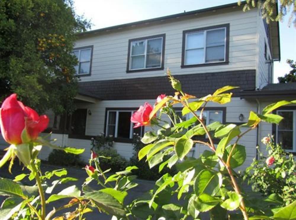 Cinnamon Bear Creekside Inn 5/59