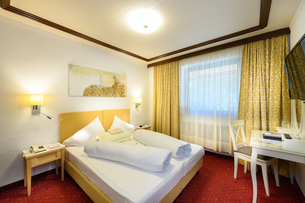 ROOM, DOUBLE BED