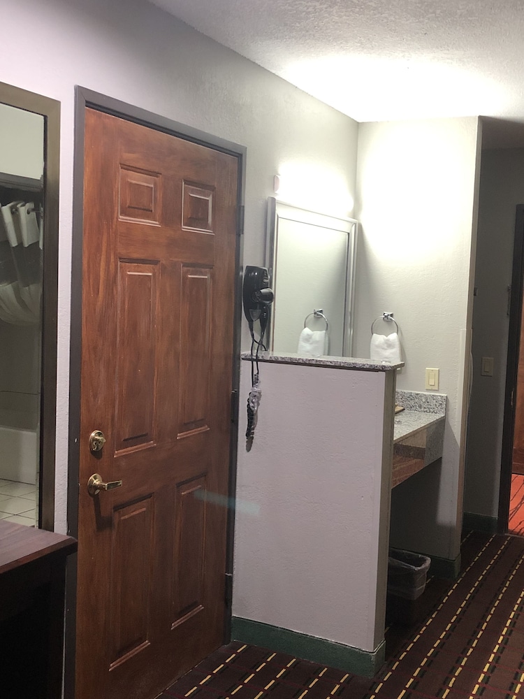 Texas Inn & Suites 9/28