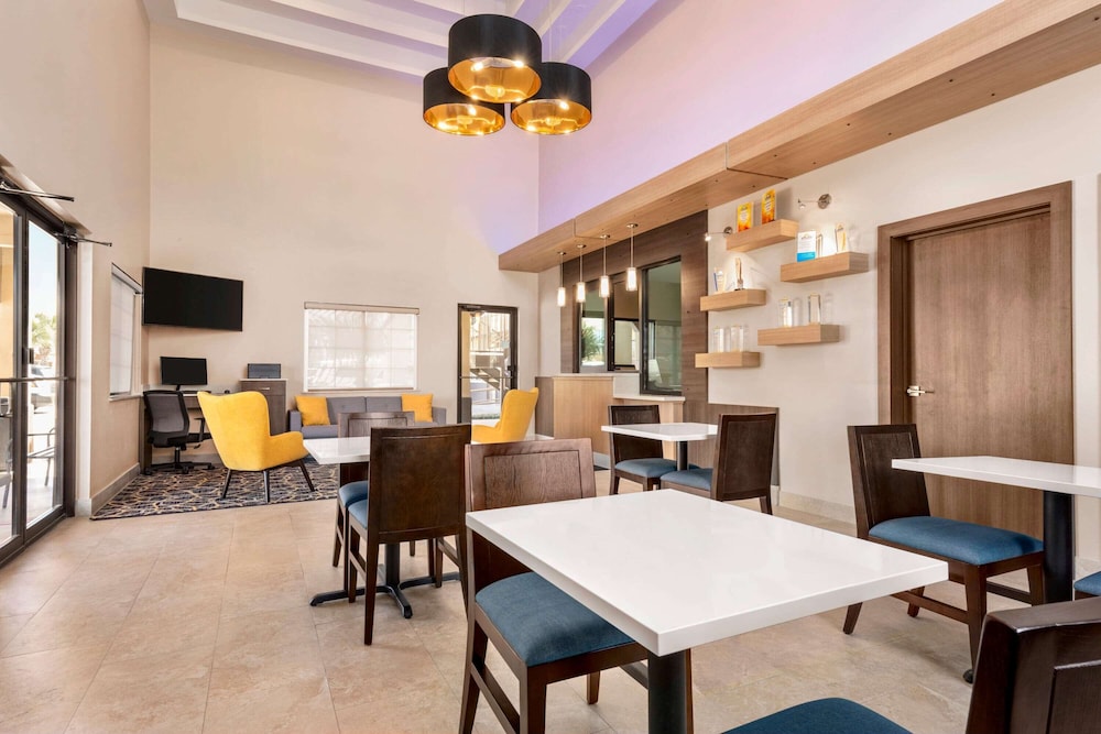Days Inn & Suites by Wyndham Houston Hobby Airport 28/41