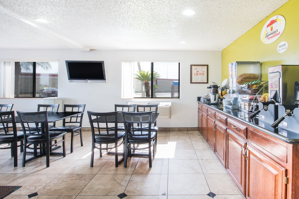 Super 8 by Wyndham Harlingen TX 27/33