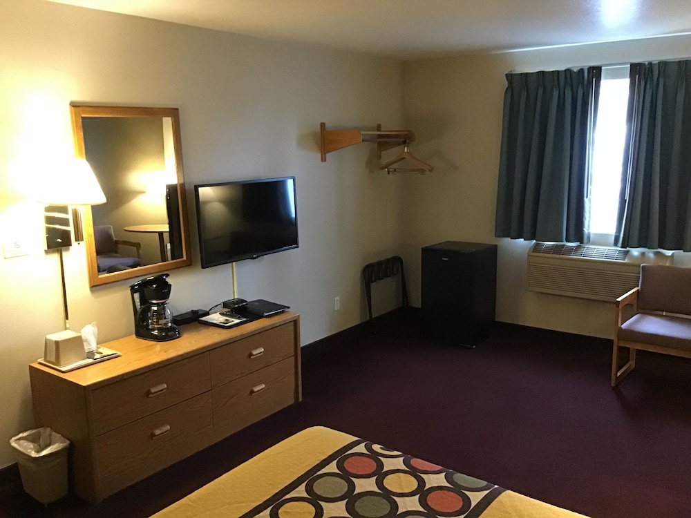 Super 8 By Wyndham Blackfoot 33/42