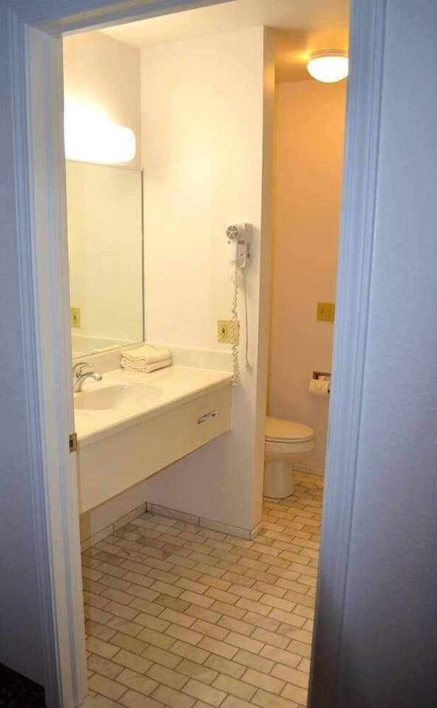 Court Plaza Inn & Suites 18/64