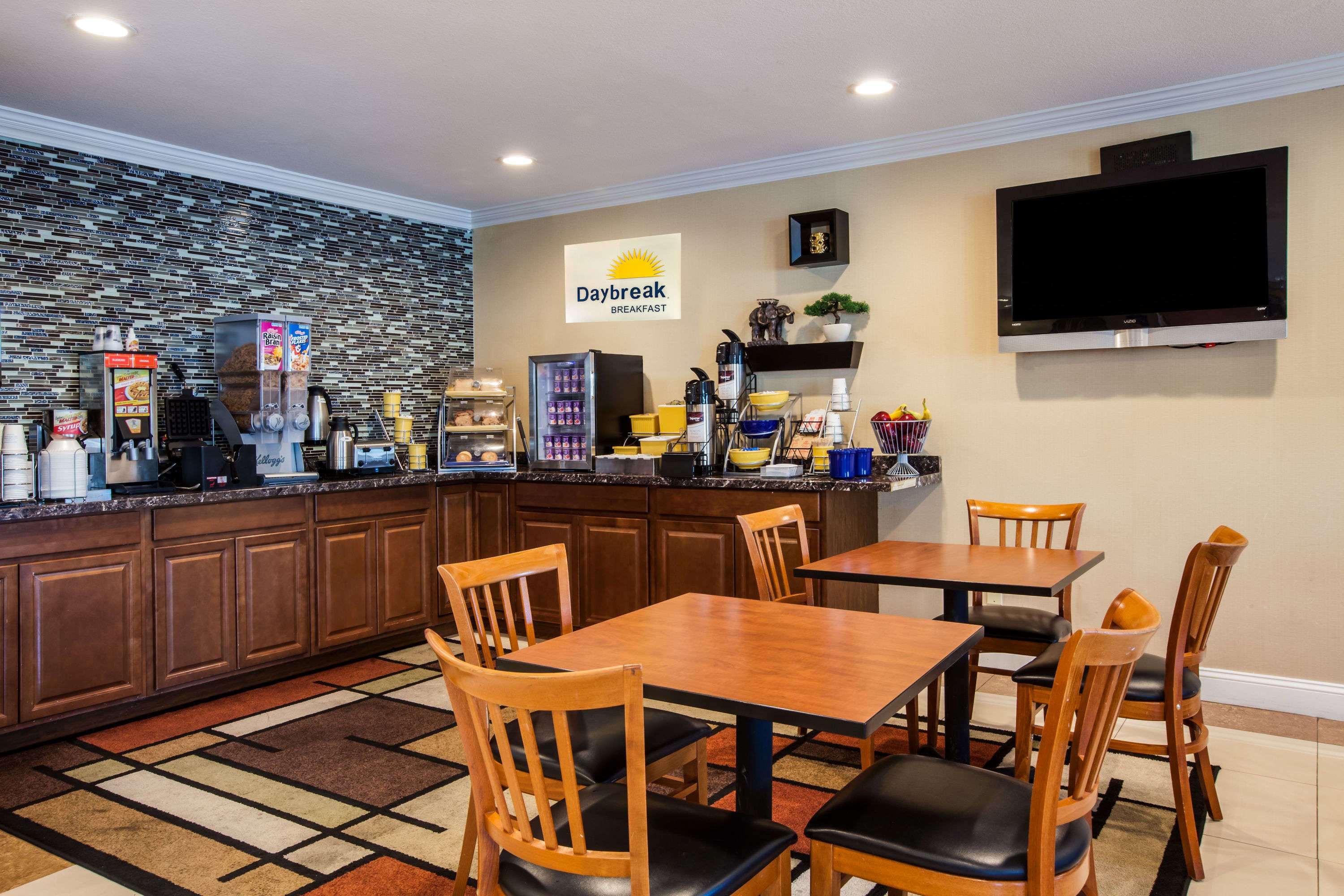Days Inn & Suites by Wyndham Antioch 18/24